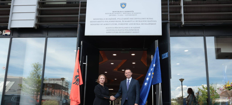 Ministri Faton Peci dhe Ministrja e Bujqësisë së Shqipërisë, Anila Denaj bashkërendojnë politikat zhvillimore bujqësore